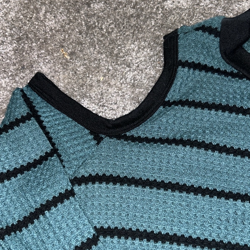 Cold Shoulder Light Sweater - Picture 3 of 4